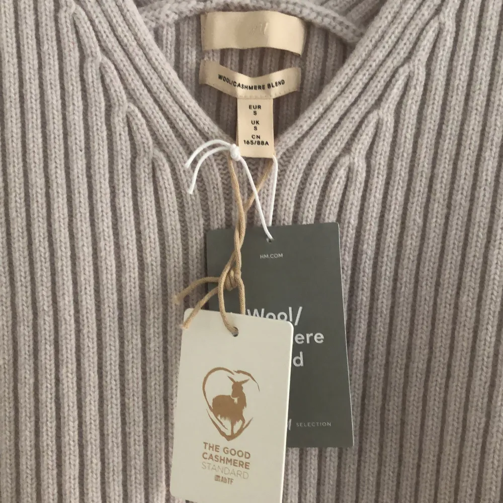 Aldrig använd (lapparna kvar) pullover eller klänning beroende på hur man vill använda den. Min tanke var kort klänning. Storlek S nypris 799 sek. Etiskt förvärvad Cashmere. Stickat.