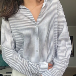 Randig skjorta - Sparsamt använd. Passar fint nu till våren, men är ocksp superfin till sommriga linnebyxor 🌸🌸