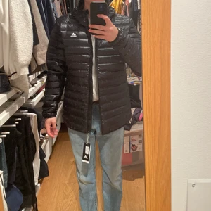 Adidas Varilite Jacket - Säljer denna snygga Adidas vårjacka eftersom att den var för stor för mig. Den är helt ny med ”taggen” kvar. NYPRIS 1300kr. Vill ha 800kr för den, pris är förhandlingsbart.