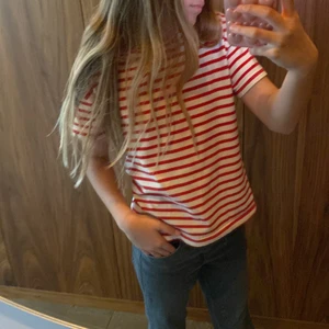 Randig tröja - Säljer denna jättefina tröja då den inte kommer till användning längre i storlek 11-12 men är samma som en xs. Den är från zara i nyskick bara använd 2-3 gånger. 