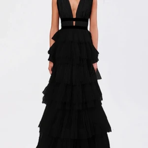 Klänning - Säljer min fina och ovanliga balklänning som jag nu inte kommer ha på balen eftersom jag köpt en ny. Den är i storlek s men skulle nog kunna passa en m också!! Skriv för mer bilder eller information💕