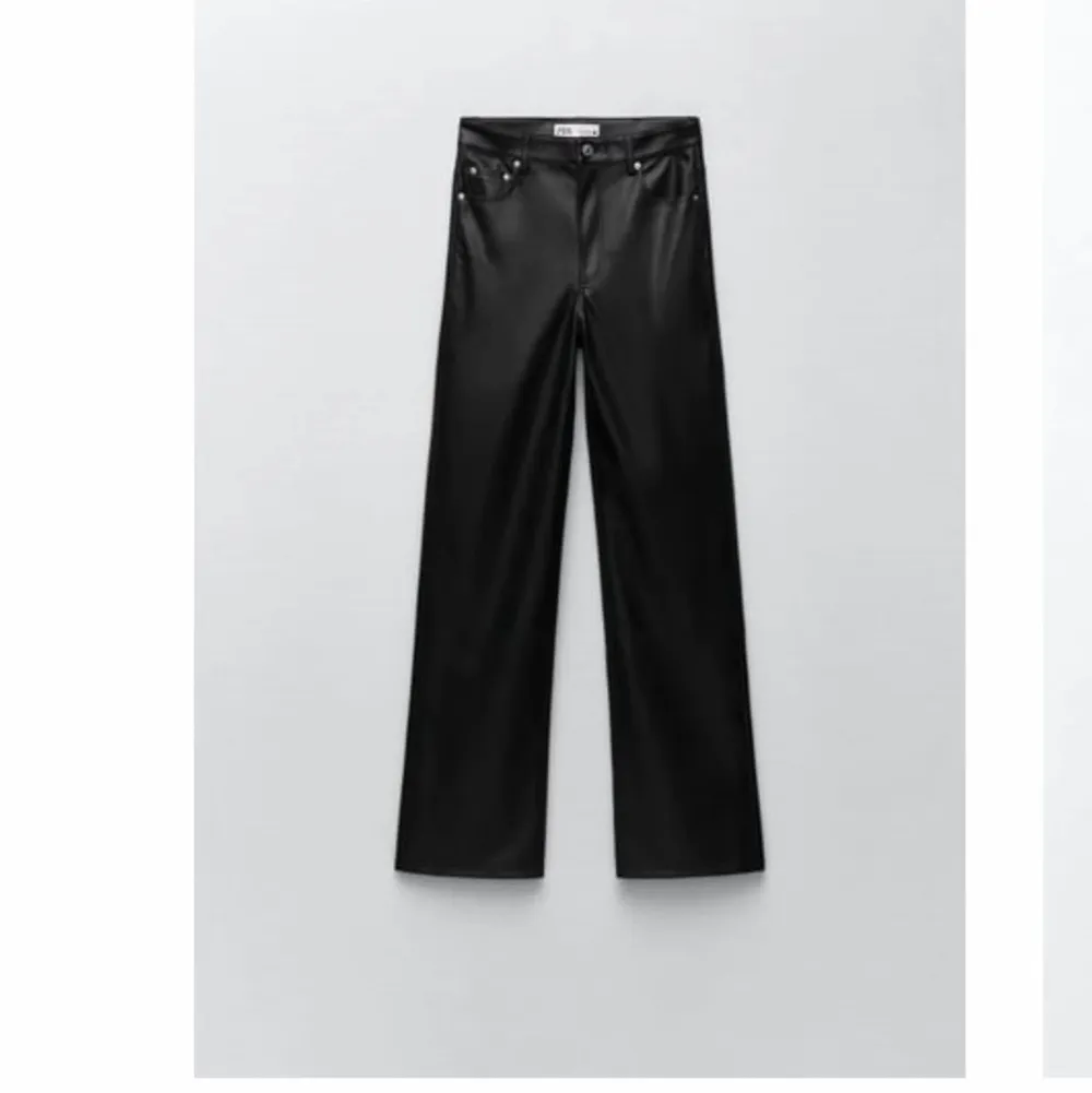 Svarta skinnbyxor från zara. Stretchigt material, är en aning för korta för mig tyvärr annars väldigt sköna!😍 Är 168cm. Kan skicka fler bilder vid intresse, använda max 3 gånger💕. Jeans & Byxor.