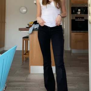 Svarta bootcut jeans - Svarta bootcut jeans från mango med en lite mindre bootcut effekt. Säljer på grund av att de inte kommer till användning längre på samma sätt som de har gjort förut. Relativt använda men de har fortfarande samma färg och passform som vid köp. Långa i benen (jag är 173). Köparen står för frakt och pris kan diskuteras. Ordinarie pris 500💗