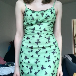 Klänning  - Säljer denna söta klänning som är köpt ifrån princess polly! Använd endast 2 gånger! Perfekt till sommaren 