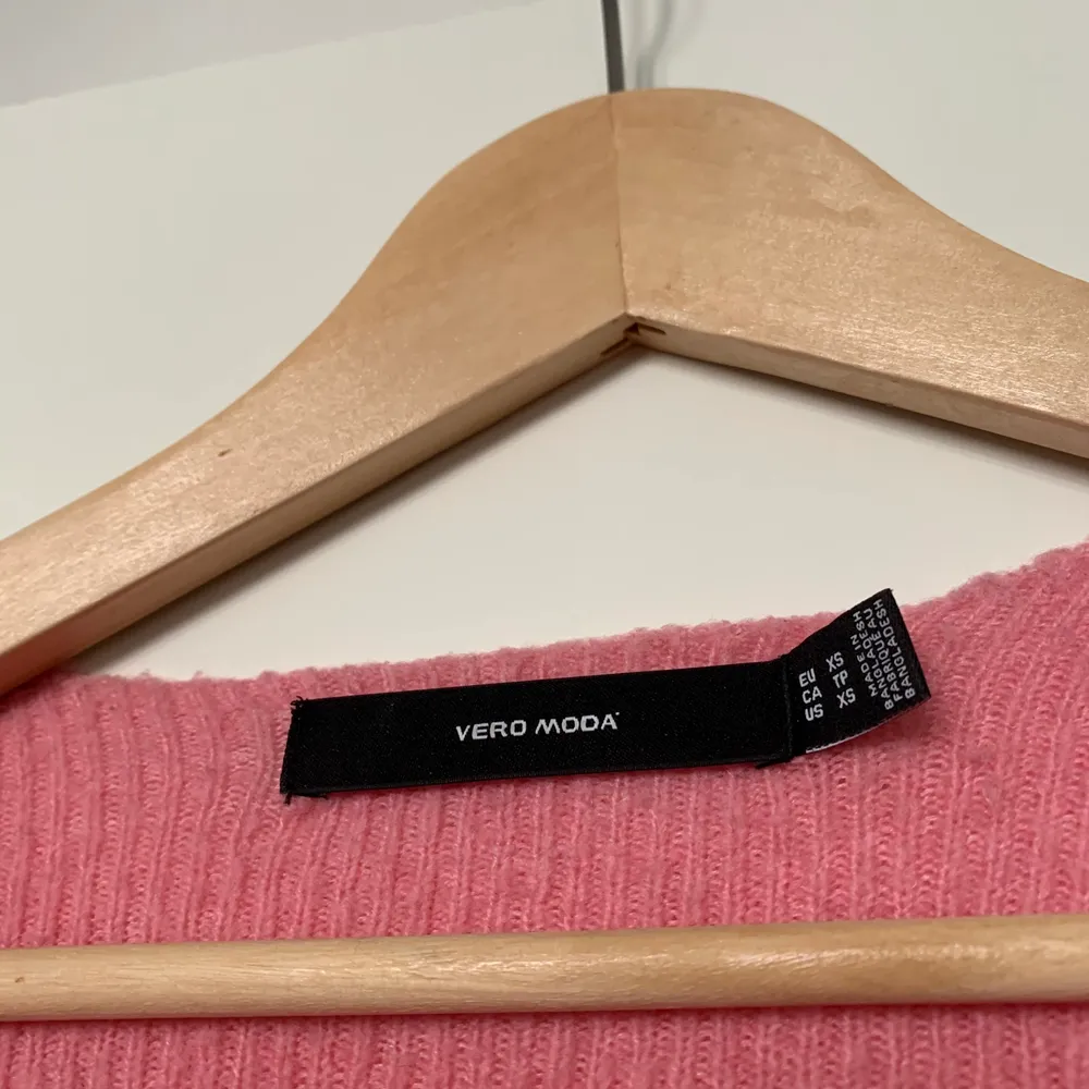En rosa stickad tröja från Vera Moda. Älskar den men säljer pågrund av att den inte är min stil längre:( Bra skick.. Tröjor & Koftor.