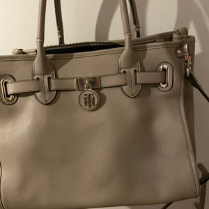 Tommy Hilfiger väska - Grå handväska 