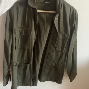 Tunn jacka  - Militärgrön tunn jacka från Ginatricot 