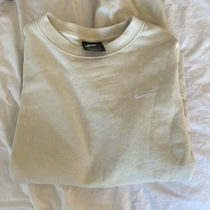 Nike sweatshirt  - Knappt använd i bra skick. Str L. Nypris 600kr 
