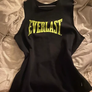 EVERLAST VÄST - Everlast väst, köpt secondhand men kommer ej till användning. Sitter som storlek M. Pris o frakt kan diskuteras i DM. 