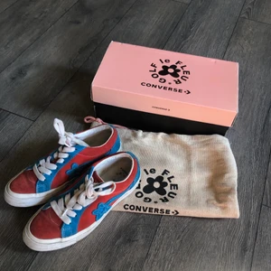 Golf le fleur  - Converse x Tyler the creator (spiderman golf le fleur) Använt skick, lite smutsiga men inga hål eller liknande :) Skriv gärna för fler bilder om det önskas 🥰 Låda + dustbag medföljer! 800kr + 66kr spårbar frakt 