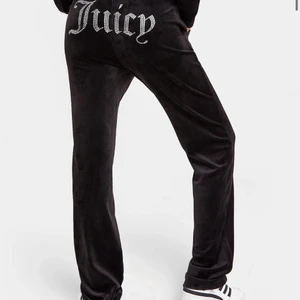 Juicy Couture byxor strl L - Säljer nu mina Juicy Couture mjukisbyxor jag fick i jul. Använda fåtal gånger, som nya. Otroligt mysiga byxor men ej min stil. :)