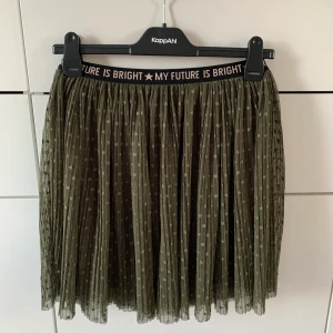 Tyllkjol  - Mörkgrön tyllkjol från Zara, i size 11/12 men väldigt stor i storleken så skulle säga XS/S ville jag själv bär. Skicka dm för frågor!🤗💕