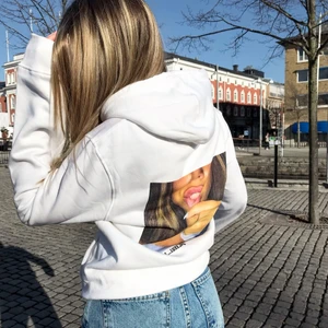 Vit hoodie med tryck - Från luxeclothing.se, använd 3 gånger. Nypris 599
