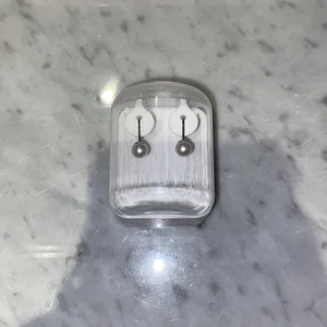 Örhängen - Helt oanvända och oöppnade fina örhängen från blomdahl, ett märke med rena medicinska kvaliteer, de är därför bra för dig som är känslig då de är allergifria. Köparen står för frakten💕