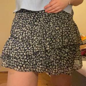 Supersöt kjol från stradivarius i storlek M (deras storlekar är väldigt små dock så mer som en S/38). 