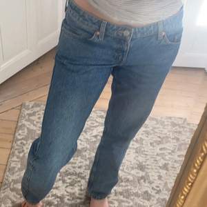 Säljer nu mina Weekday Arrow low jeans i färgen Harper Blue då de tyvärr är lite stora i midjan på mig. Storlek 28/32, längden är perfekt för mig som är 1,71. De är i fint skick, dock så finns en liten (knappt märkbar) reva på vänstra benet som man kan se på sista bilden💕 Orginalpris 500 kr