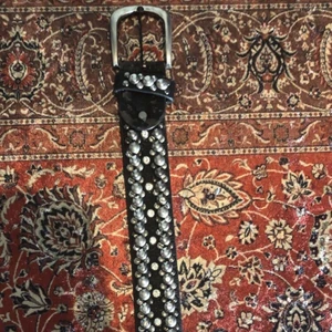 Y2k skärp - Jättefint y2k skärp med fina detaljer på. Andvänt några gånger men är i fint skick :)