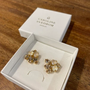 CAROLINE SVEDBOM CORA  - Säljer mina oanvända Cora Earcuffs då det inte är min stil längre 🤍 kommer med låda 🤍 nypris 795