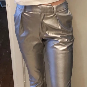 NA-KD Silver byxor strl 36 - Superfina silvriga byxor från NA-KD i strl 36. Aldrig använda, lappen finns kvar!