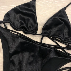 Moa Mattsson x NAKD bikini - Svart bikini från Moa Mattssons kollektion med NAKD. Knytbar både i topp och trosa. Ej använd, endast provad. Storlek Small i både överdel och underdel.
