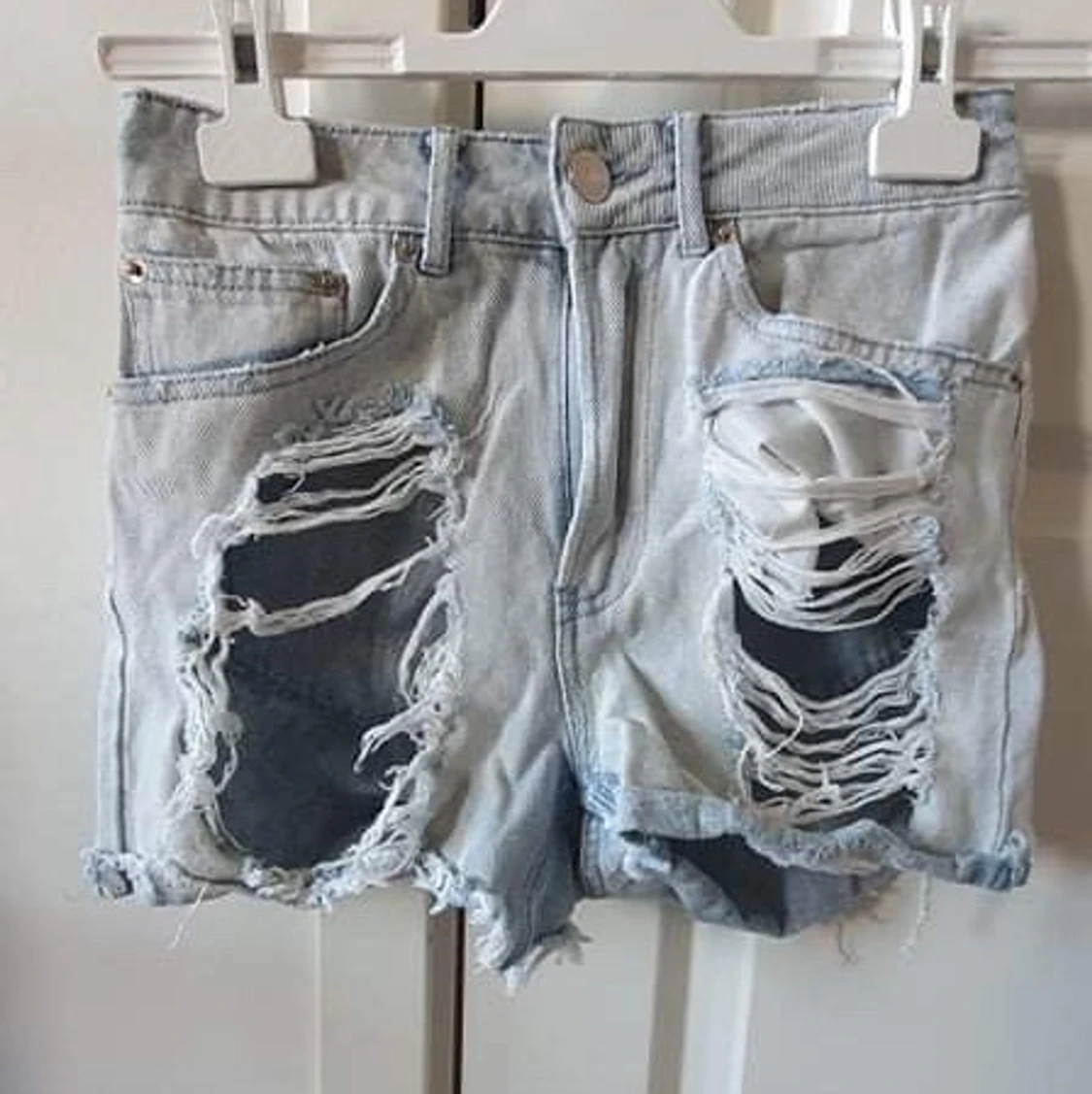 Ljusa håliga jeans shorts 
