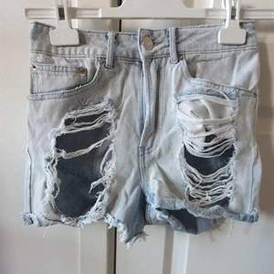 Ljusa håliga jeans shorts storlek xs