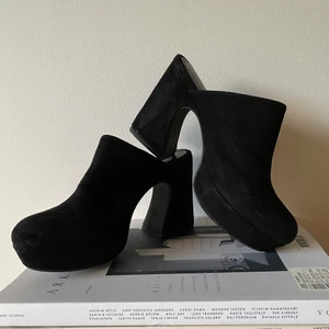 Klackar i mocka - Superfina klackar i mocka från VAGABOND! Dessvärre kommer de ej till användning av mig. Sparsamt använda och i fint begagnat skick. Några små märken i mockan. Om priset känns för dyrt testa pruta!