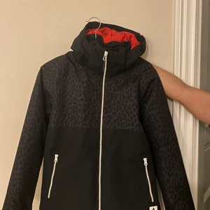 Wearcolour skidjacka! - Mycket fin unisex skidjacka från wearcolour. Bara använd för skidåkning så mycket fint skick!  Storlek 150, skulle tro det är usa storlekar för den är som en S.  Nypris ca 1400kr  Mitt pris är 500kr + frakt! Pris kan även diskuteras☺️