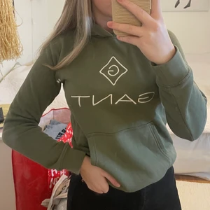 Militärgrön gant hoodie - Super skön och snygg gant hoodie i en ish militär grön färg💚💚 storlek är 158-164 men passar perfekt på mig som brukar ha S😍👌🏻