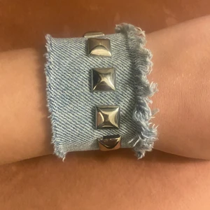 Jeansarmband ❤️🔥❤️🔥 - Säljer dessa skitcoola jeansarmband med nitar som jag gör själv! Armbandet stängs med hjälp av kardborre! Priset för detta är 149kr inkl standardfrakt, vill du ha spårbart så får du själv stå för det. Håll utkik på min sida kommer komma fler armband inom kort!! 🤩🔥❤️