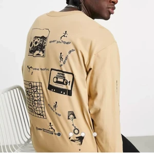 Carhartt WIP tröja - Skitsnygg beigebrun tröja från Carhartt WIP collection, nypris 500 kr. Helt ny och oanvänd lapp finns kvar