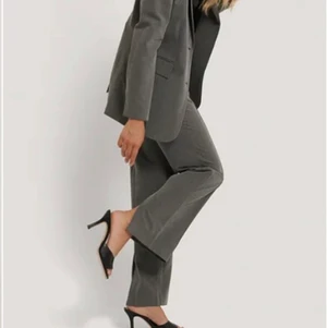 Gråa kostymbyxor med slits  - Säljer mina kostymbyxor från nakd som inte säljs längre. Byxorna är i storlek 32 och väldigt fint skick! Säljer för 200 inklusive frakt🤍