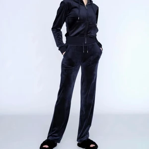 Juicy byxor, mörkblå💙  - Nästan helt nya, jag är 173 och de är perfekt i längden. Säljer för att köpa likadana i ny färg, är öppen för byte 