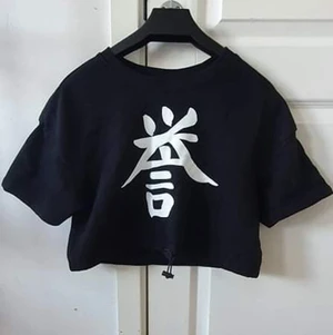 Svart t-shirt  - Svart t-shirt med vitt kinesiskt märke justerbar i midjan storlek XS/S