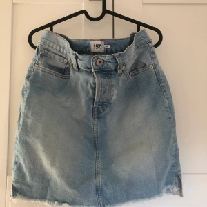 Jeans kjol - Storlek M från lager 157. Bra skick men använd.