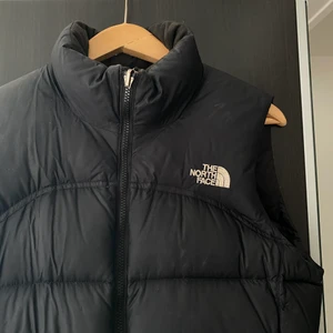 The North face väst - Svart the north face väst. Storlek M. Använd en vinter. Bra skick. Osäker på om jag vill sälja men får se intresset, kom med bud. 