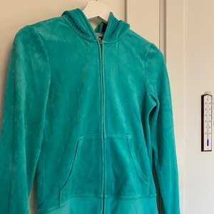 Juciy couture kofta - En Juciy couture kofta i storklek M men skulle nog säga att det passar S bättre då den är lite urtvättad. Det är en jätte fin färg på koftan, ljus blå. Köpte den men den passa inte så säljer vidare😊😊