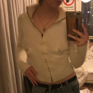 Lurvig zipup - Tight zipup tröja med fina detaljer som en lurvig krage och saker på axlarna som syns på andra bilden. Har fickor på framsidan