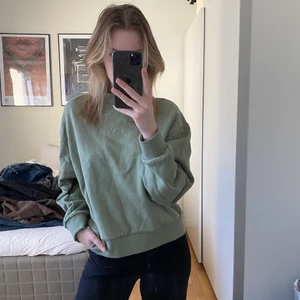 Weekday tröja - Helt oanvänd tröja från weekday i storlek XS. Köpt för 400kr. Lite högre krage och är i en väldigt fin grön färg. Säljer då den aldrig kommit till användning.