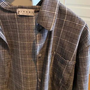 Kort rutig skjorta  - Plagget är ifrån second hand. Storlek S. En kort och svartvit rutig skjorta! FRAKTEN ÄR INBAKAD I PRISET