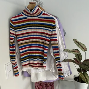 Randig turtleneck  - superskön randig turtleneck från monki i fint skick.