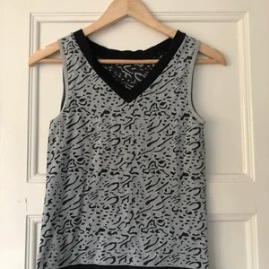 Linne med leopard mönster  - Bra skick 