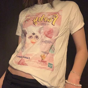 furby pull and bear tröja! - graphic tee från pull and bear! bra skick då den inte kommer till användning, frakten ingår i priset! 🤍✨