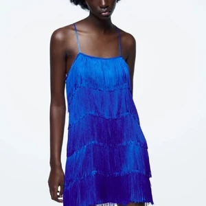 Fransklänning från Zara - Super snygg blå klänning från Zara i storlek XS. Aldrig använd utan bara testad och alla lappar finns kvar! Högsta bud är på 340!