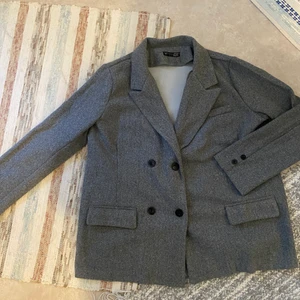 Grå kavaj  - Aldrig använt då den är lite för liten för min smak. 