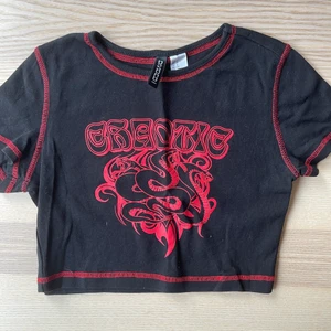 Crop top  - Säljer denna coola tröjan från hm, har nästan aldrig använts och den har bara legat i garderoben. Stl S