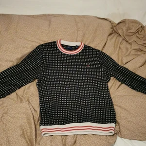 Gant fishermen crewneck sticktröja - Den är Size medium, är i nytt skick, den passar väldigt bra är 2 månader gammal men har knappt använt den. Den är väldigt mysig och skön att ha på sig på kvällar och på en kväll ute. 