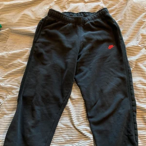 Nike mjukisbyxor storlek L (152-158cm) - Ett par svarta Nike mjukisbyxor som passar både kille och tjej. Dom är använda men i gott skick. Frakt tillkommer