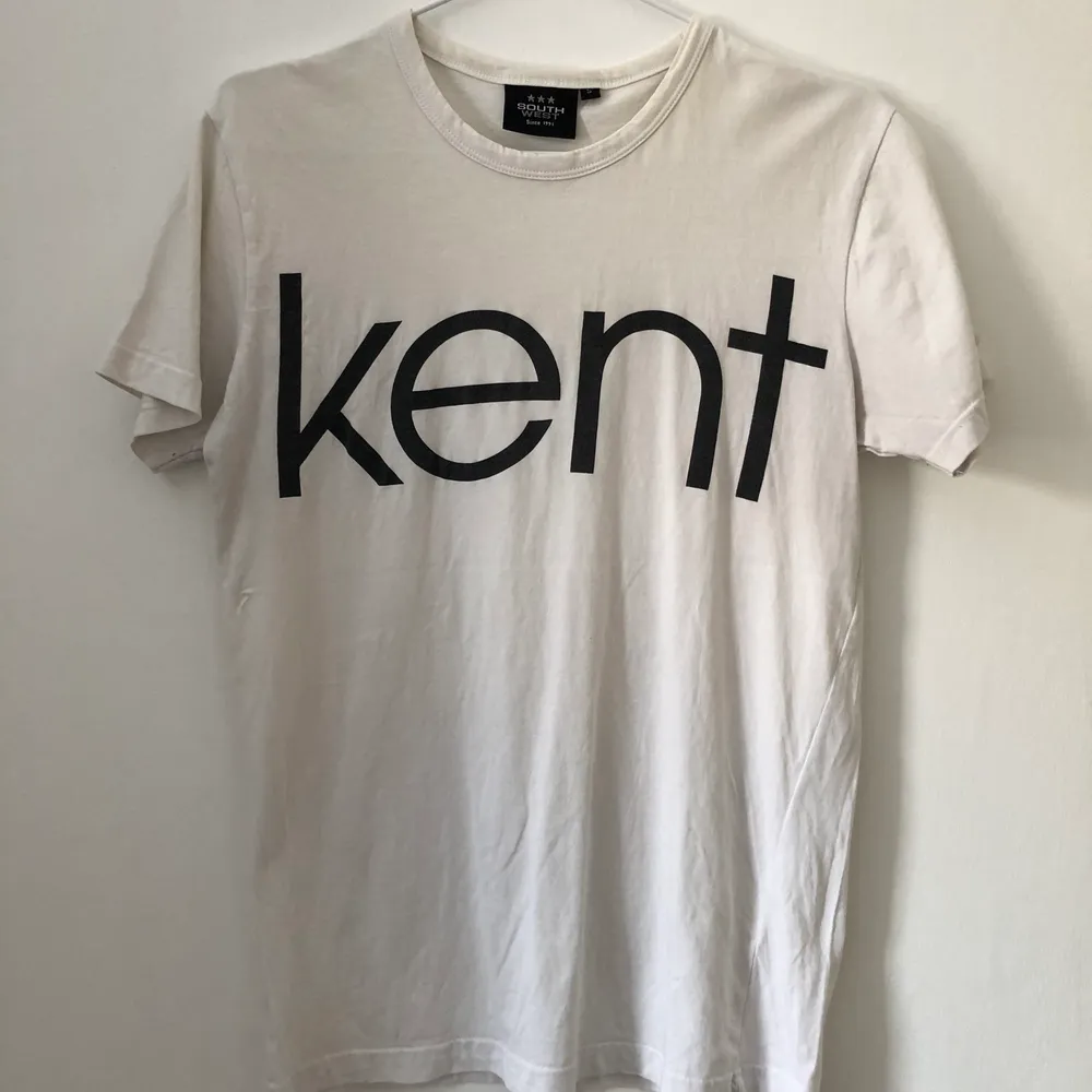 Kent T-shirt köpt på sista konserten. Använd endast på deras sista konsert. Tröjan är i fint skick. Storlek herr small.. T-shirts.
