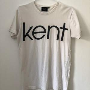 Kent T-shirt köpt på sista konserten. Använd endast på deras sista konsert. Tröjan är i fint skick. Storlek herr small.